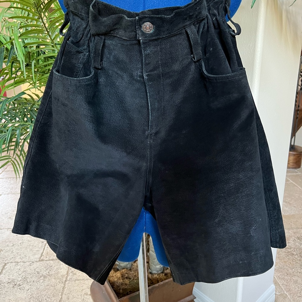 100% leather cinch waist short, mid thigh lined with back and front pockets